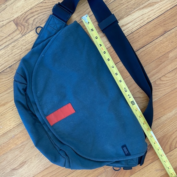 Special Edition grey Rickshaw messenger bag with orange lining - Picture 3 of 4